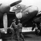 O Tte. Henryk Łuczak, do 307º Esquadrão, entrando no Mosquito NF.XII EW-A (HK165). Church Fenton, agosto de 1944