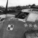 O Mosquito NF.II EW-R (DZ271) com cinco suásticas – marcas de cinco vitórias aéreas do piloto Capt. Gerard Ranoszek, do 307º Esquadrão. 1943.