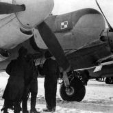 O Mosquito NF.XXX EW-G (NT333-G) com o nariz alargado a ocultar o radar AI Mk X "Monica". Inverno de 1944/1945
