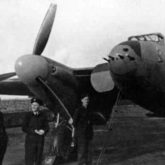 O Mosquito de Jerzy Orzechowski (segundo à direita) com a flâmula do Tabuleiro de Xadrez. Predannack, setembro de 1943.