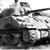 O tanque M4 Sherman do Tenente Edward Budzianowski (2ª Brigada Blindada) com leva de sapadores dirige-se para "Gardziela". Das coleções do Arquivo Digital Nacional