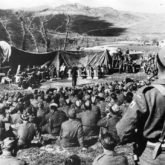 Soldados da 3ª Divisão de Caçadores dos Cárpatos ouvem "As Papoulas Vermelhas". Interpretação da orquestra de Alfred Schütz. Provavelmente foi apresentada pela primeira vez em 18 de maio de 1944. Fotografia de Mieczysław Młotek "Terceira Divisão de Caçadores dos Cárpatos 1942-1947", Londres, 1978.