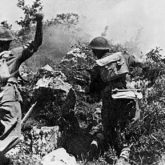 Soldados poloneses na luta pela Colina 593. Fotografia Melchior Wańkowicz "A Batalha de Monte Cassino". Fonte: Wikipédia.
