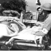 Transporte de soldados feridos do 2º Corpo ao longo da Estrada dos Sapadores Poloneses. Das coleções do Arquivo Digital Nacional
