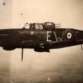 Uma aeronave com as letras de código (EW) do 307º Esquadrão de Caça Noturno "Corujas de Lwów"