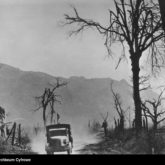 Uma ambulância na estrada próxima a Monte Cassino. Das coleções do Arquivo Digital Nacional
