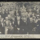 Komitet budowy Pomnika Grunwaldzkiego. W pierwszym rzędzie w środku Ignacy Paderewski (ok. 1910). Źródło: Polona
